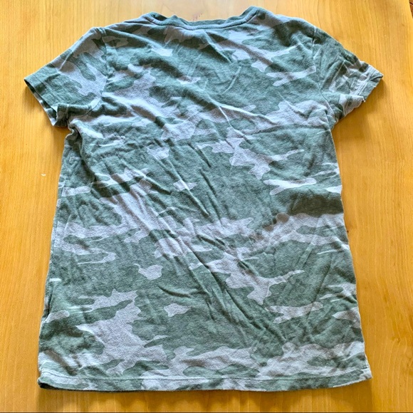✨ Universal Thread Camo V Neck Pocket Tee - XS - Picture 6 of 7